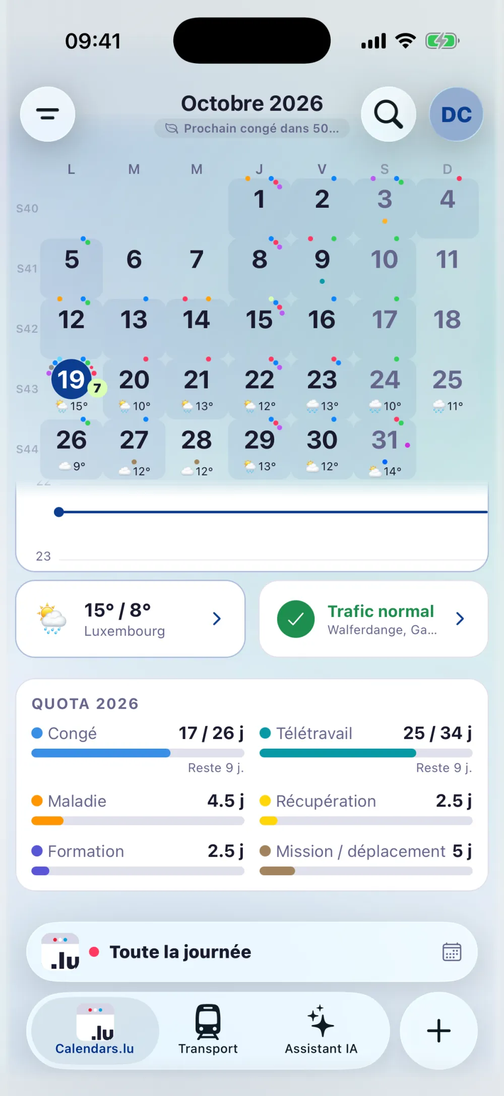 Vue du mois avec la météo dans les cases, les pastilles de vacances scolaires, les rappels et les compteurs de quota congé et télétravail