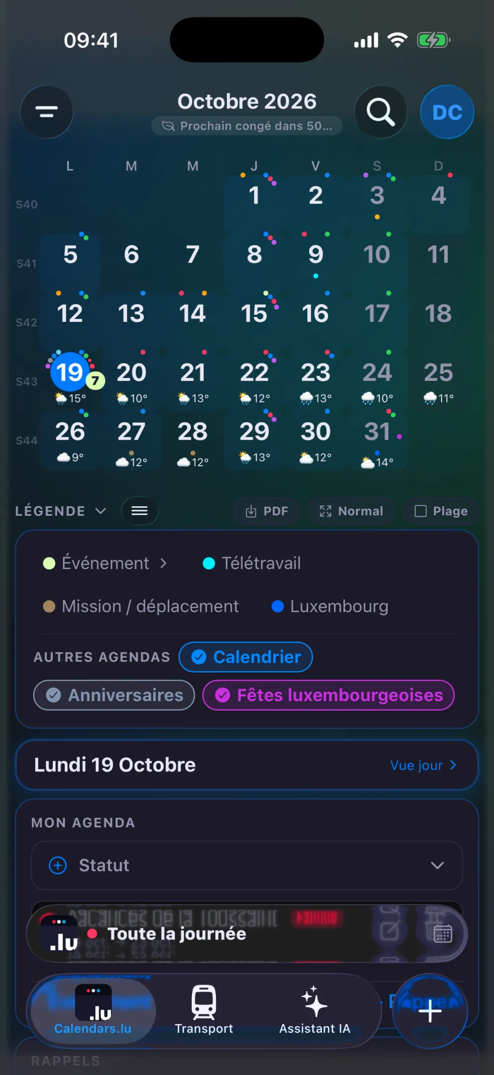 Vue mois en mode nuit : fond bleu profond, météo et pastilles de couleur dans chaque case, barre d'onglets en verre