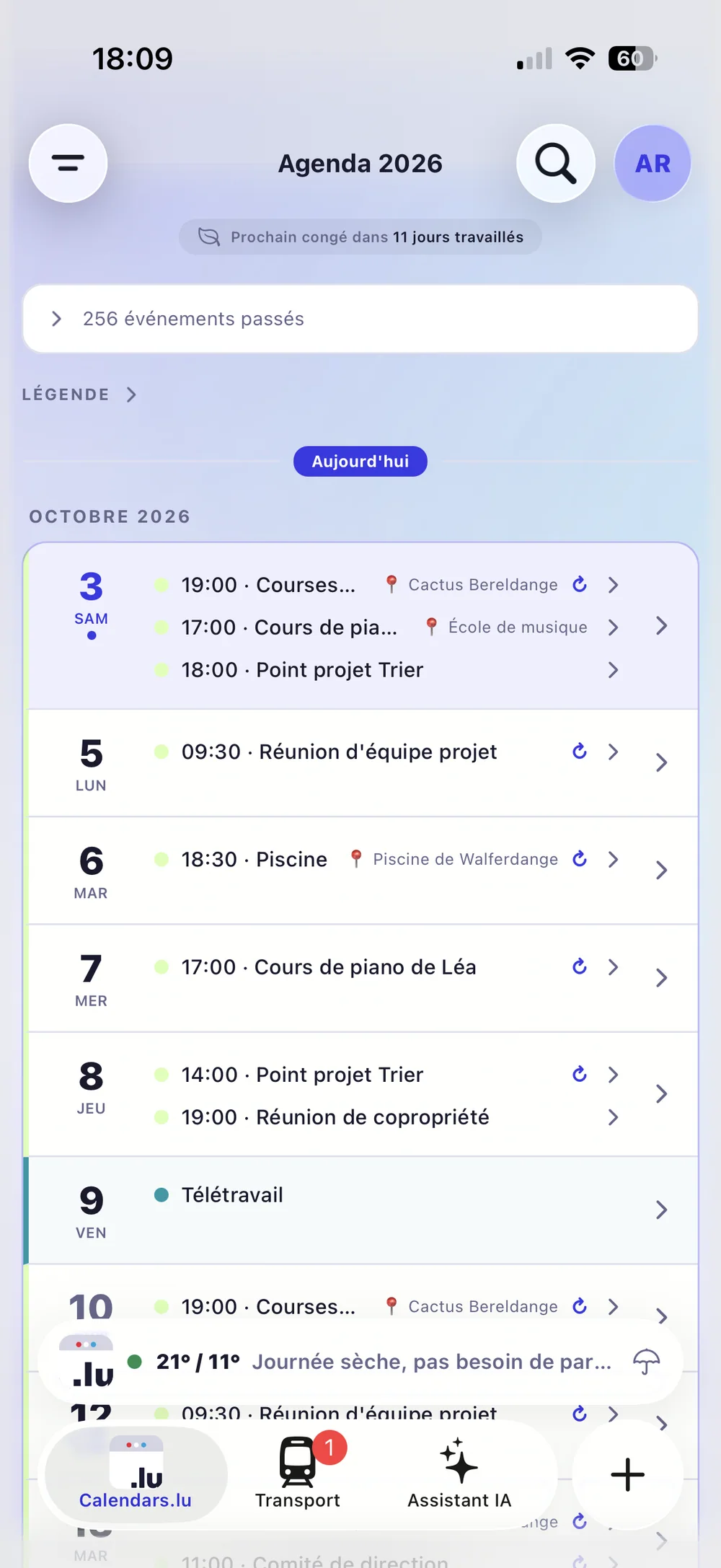 Vue agenda : les journées s'enchaînent avec les événements, les vacances scolaires et les jours fériés